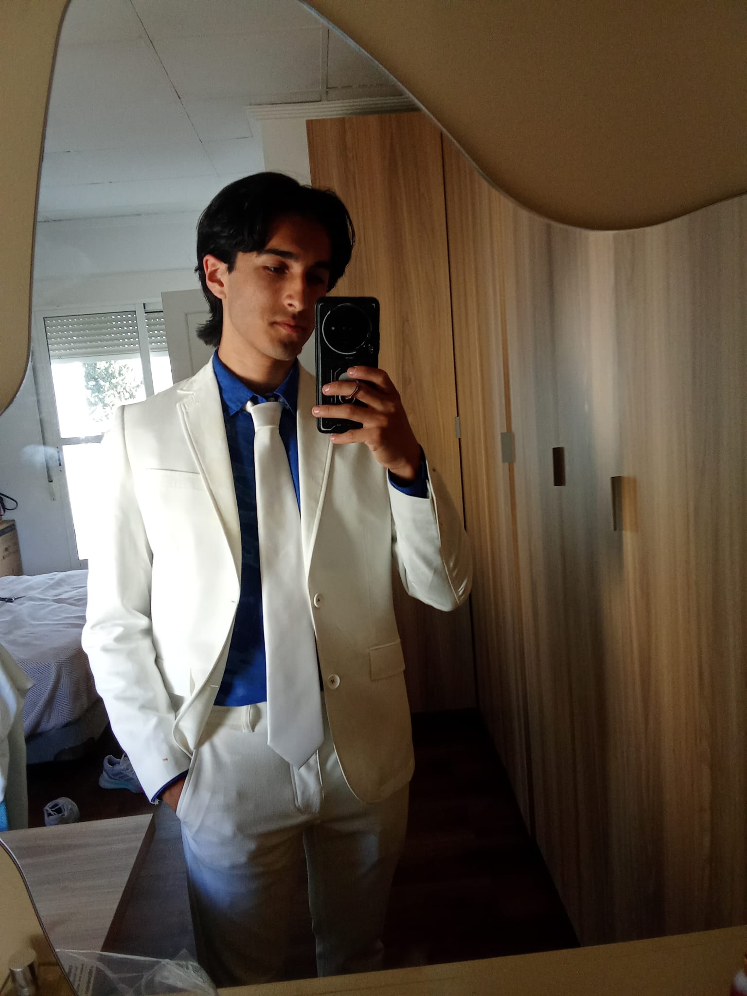 Dylan en traje blanco